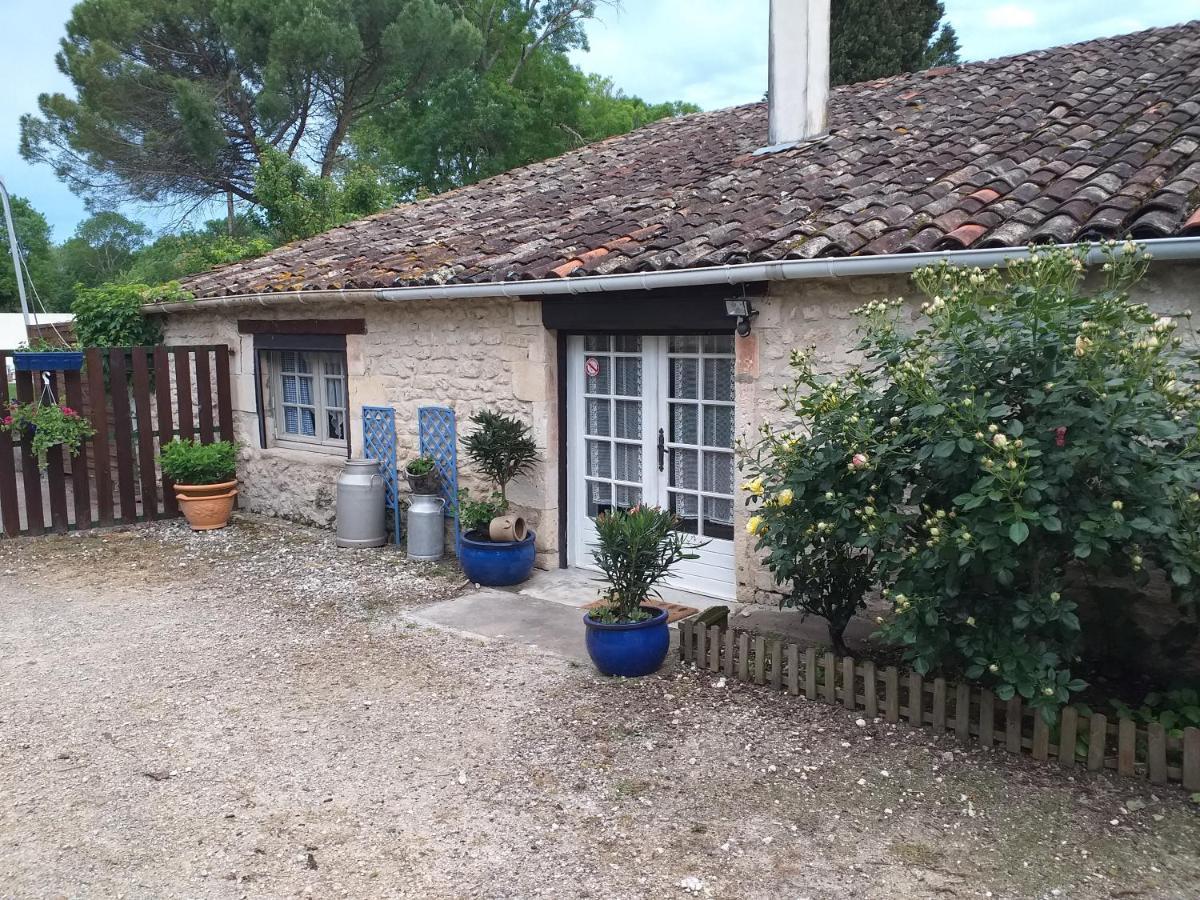 Bed and Breakfast Les Demeures De La Laigne Allas-Bocage Esterno foto