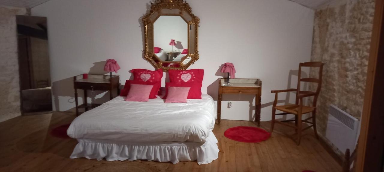 Bed and Breakfast Les Demeures De La Laigne Allas-Bocage Esterno foto