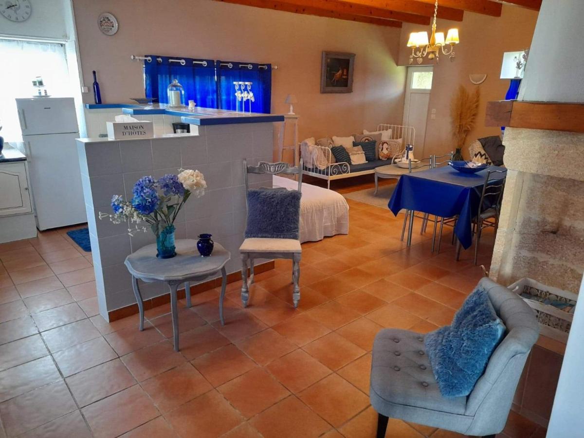 Bed and Breakfast Les Demeures De La Laigne Allas-Bocage Esterno foto