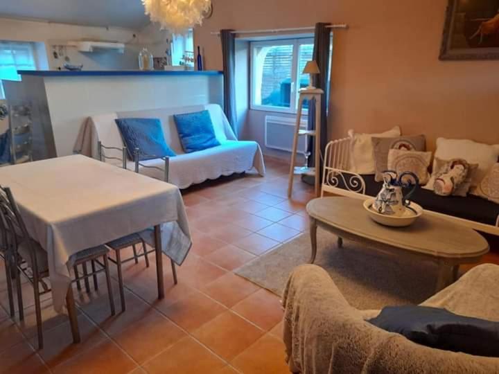 Bed and Breakfast Les Demeures De La Laigne Allas-Bocage Esterno foto