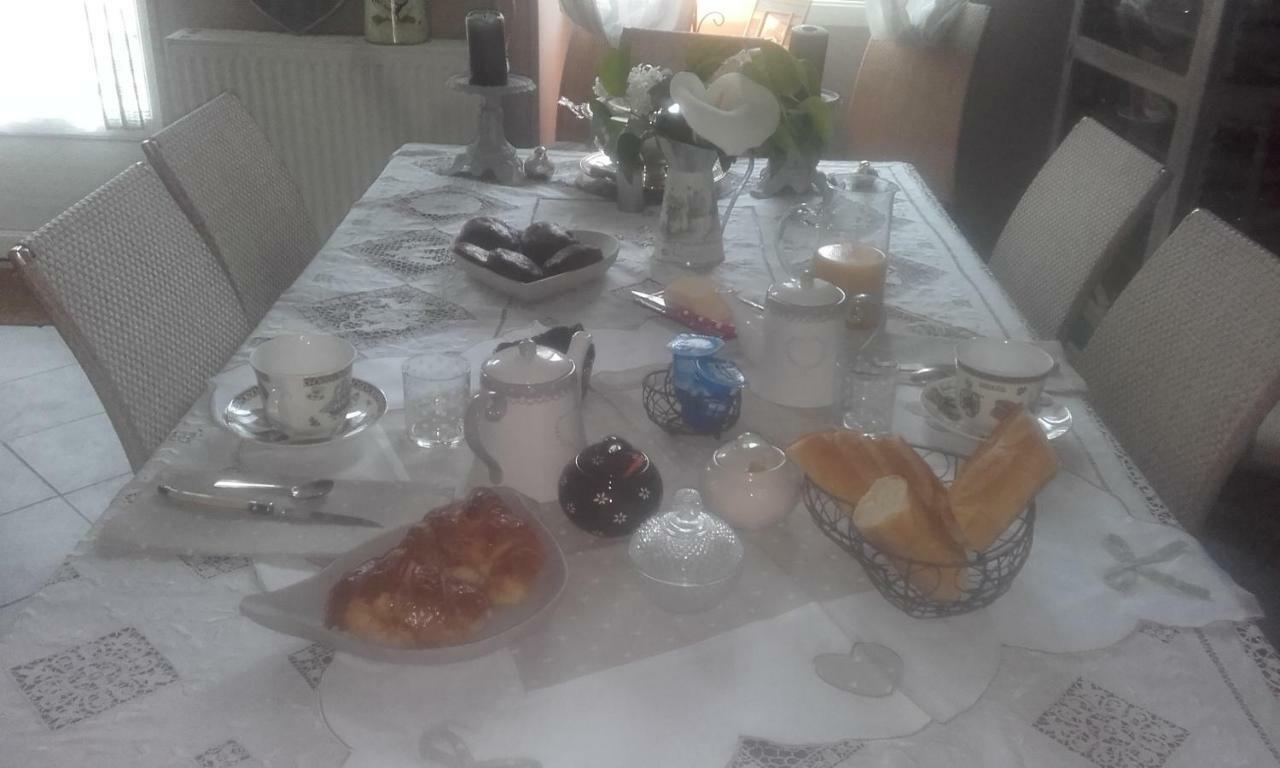 Bed and Breakfast Les Demeures De La Laigne Allas-Bocage Esterno foto