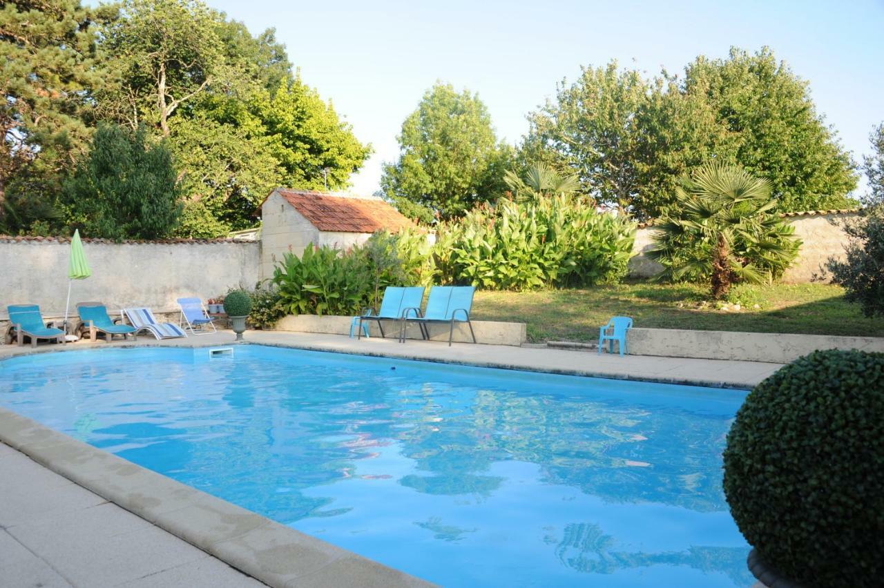 Bed and Breakfast Les Demeures De La Laigne Allas-Bocage Esterno foto