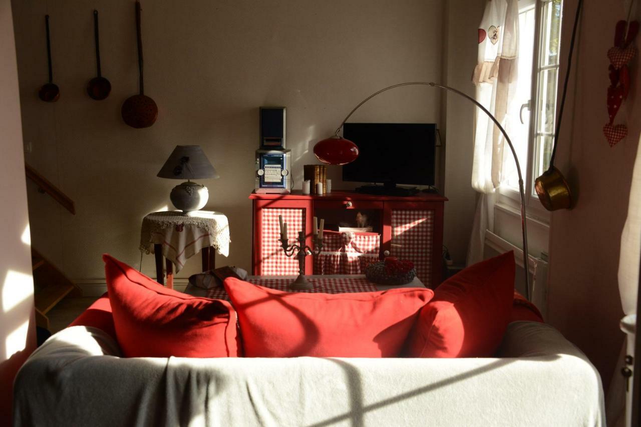 Bed and Breakfast Les Demeures De La Laigne Allas-Bocage Esterno foto