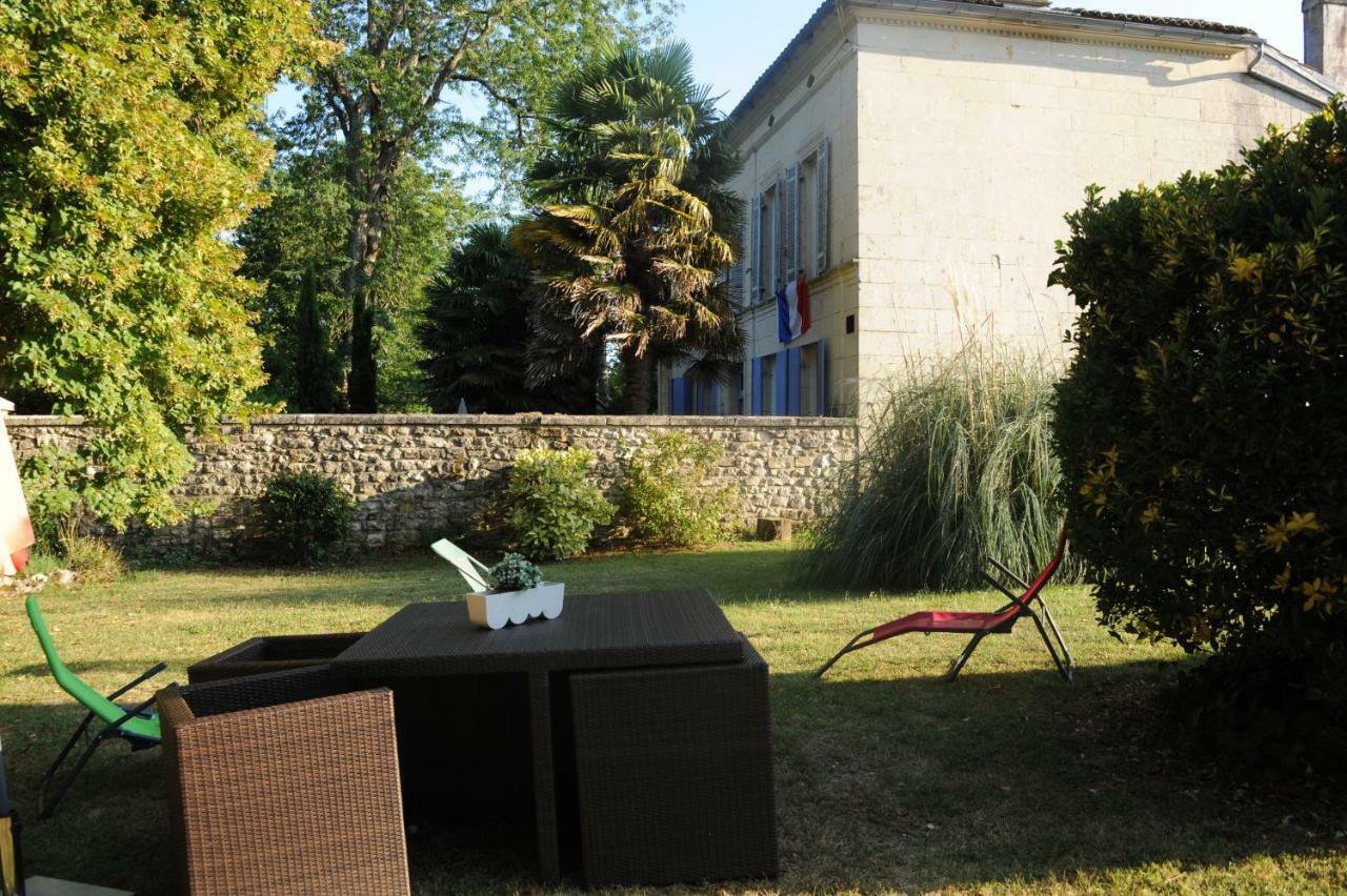 Bed and Breakfast Les Demeures De La Laigne Allas-Bocage Esterno foto