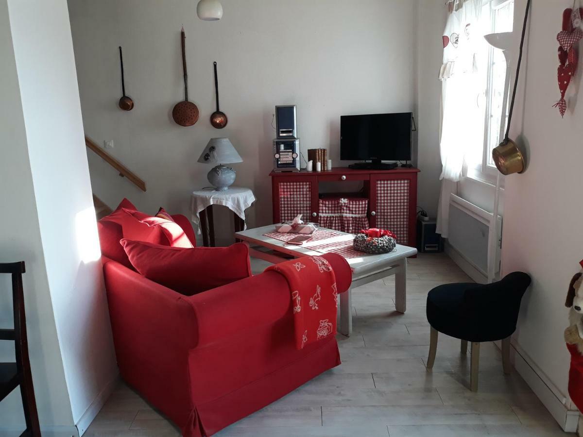 Bed and Breakfast Les Demeures De La Laigne Allas-Bocage Esterno foto