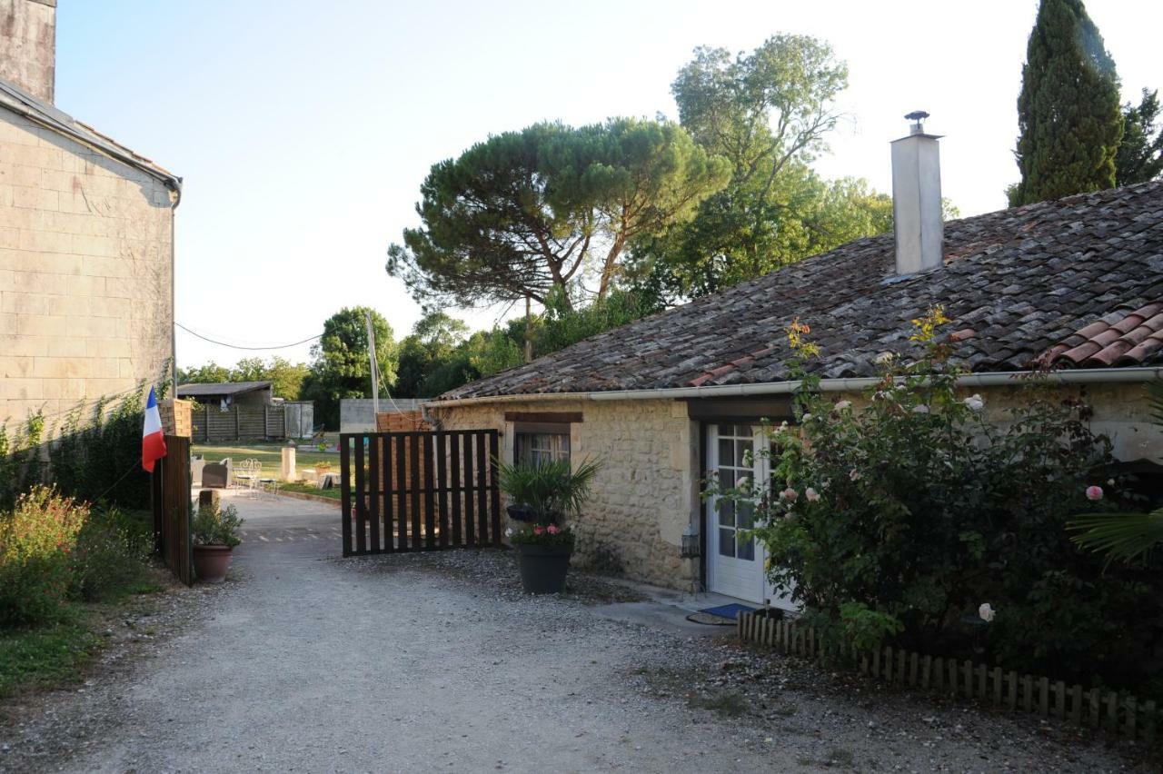 Bed and Breakfast Les Demeures De La Laigne Allas-Bocage Esterno foto