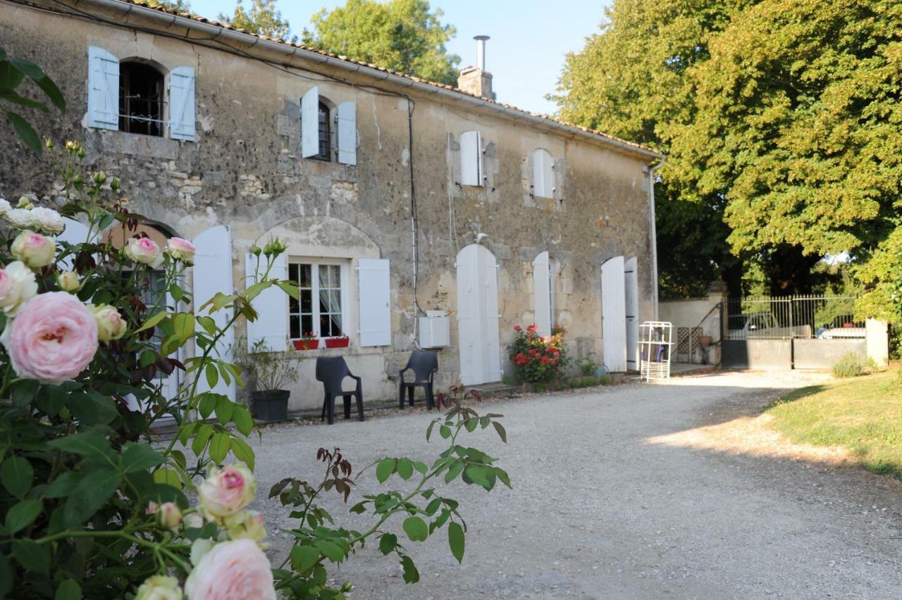 Bed and Breakfast Les Demeures De La Laigne Allas-Bocage Esterno foto
